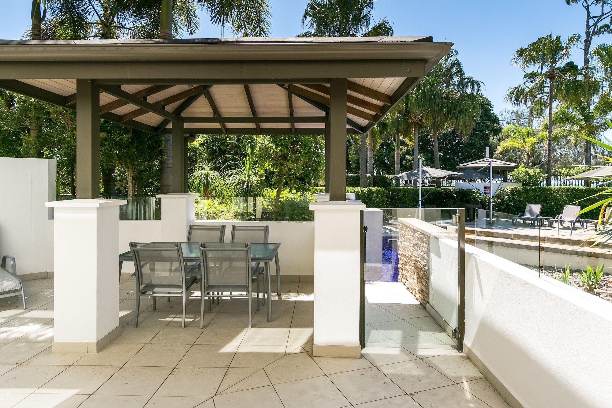Grand Mercure Allegra Hervey Bay Exterior photo The pool at the hotel